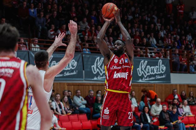 In the picture from left Jure Planinic Syntainics MBC, 44 against Charles Thompson Wuerzburg Baskets, 32 21 12 2025, Basketball, Fitness First Wuerzburg Baskets vs SYNTAINICS MBC, easyCredit BBL, 11 Matchday, Germany, Wuerzburg, tectake Arena, Copyright: HMBxMedia xJulienxBecker