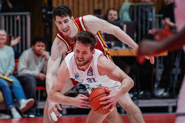In the picture from left Alen Pjanic Wuerzburg Baskets, 35 against Spencer Reaves Syntainics MBC, 31 21 12 2025, Basketball, Fitness First Wuerzburg Baskets vs SYNTAINICS MBC, easyCredit BBL, 11 Matchday, Germany, Wuerzburg, tectake Arena, Copyright: HMBxMedia xJulienxBecker