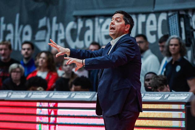 In the picture Head Coach Sasa Filipovski Wuerzburg Baskets with instructions 21 12 2025, Basketball, Fitness First Wuerzburg Baskets vs SYNTAINICS MBC, easyCredit BBL, Matchday 11, Germany, Wuerzburg, tectake Arena, Copyright: HMBxMedia xJulienxBecker