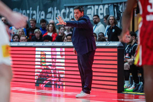 In the picture Head Coach Sasa Filipovski Wuerzburg Baskets with instructions 21 12 2025, Basketball, Fitness First Wuerzburg Baskets vs SYNTAINICS MBC, easyCredit BBL, Matchday 11, Germany, Wuerzburg, tectake Arena, Copyright: HMBxMedia xJulienxBecker