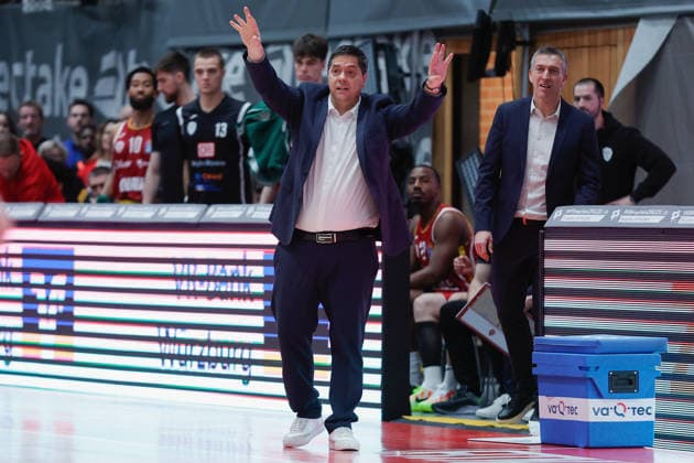 In the picture Head Coach Sasa Filipovski Wuerzburg Baskets with instructions 21 12 2025, Basketball, Fitness First Wuerzburg Baskets vs SYNTAINICS MBC, easyCredit BBL, Matchday 11, Germany, Wuerzburg, tectake Arena, Copyright: HMBxMedia xJulienxBecker
