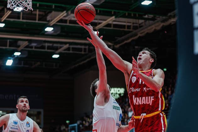 In the picture from left Spencer Reaves Syntainics MBC, 31 against Brae Ivey Wuerzburg Baskets, 11 21 12 2025, Basketball, Fitness First Wuerzburg Baskets vs SYNTAINICS MBC, easyCredit BBL, 11 Matchday, Germany, Wuerzburg, tectake Arena, Copyright: HMBxMedia xJulienxBecker