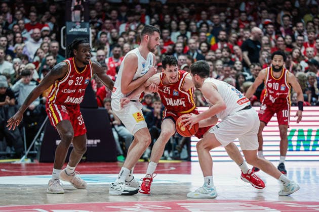 In the picture from left Charles Thompson Wuerzburg Baskets, 32 , Kresimir Nikic Syntainics MBC, 9 , Alen Pjanic Wuerzburg Baskets, 35 and Spencer Reaves Syntainics MBC, 31 21 12 2025, Basketball, Fitness First Wuerzburg Baskets vs SYNTAINICS MBC, easyCredit BBL, 11 Matchday, Germany, Wuerzburg, tectake Arena, Copyright: HMBxMedia xJulienxBecker