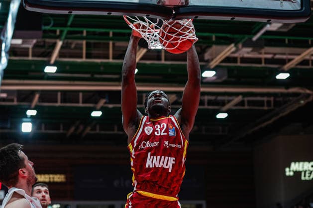 In the picture Charles Thompson Wuerzburg Baskets, 32 with the dunk 21 12 2025, Basketball, Fitness First Wuerzburg Baskets vs SYNTAINICS MBC, easyCredit BBL, Matchday 11, Germany, Wuerzburg, tectake Arena, Copyright: HMBxMedia xJulienxBecker