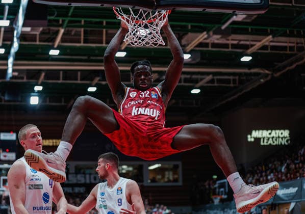 In the picture Charles Thompson Wuerzburg Baskets, 32 with the dunk 21 12 2025, Basketball, Fitness First Wuerzburg Baskets vs SYNTAINICS MBC, easyCredit BBL, Matchday 11, Germany, Wuerzburg, tectake Arena, Copyright: HMBxMedia xJulienxBecker