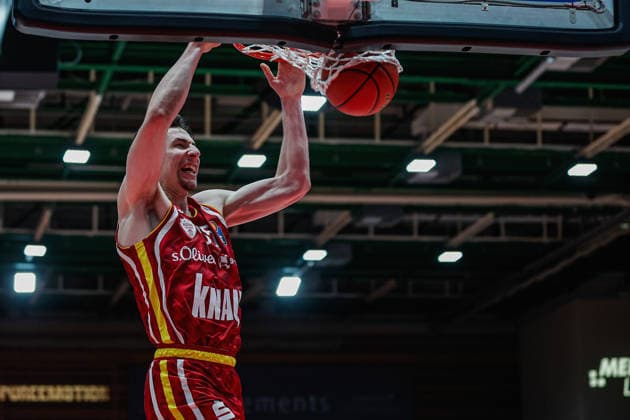 In the picture Alen Pjanic Wuerzburg Baskets, 35 with the dunk 21 12 2025, Basketball, Fitness First Wuerzburg Baskets vs SYNTAINICS MBC, easyCredit BBL, Matchday 11, Germany, Wuerzburg, tectake Arena, Copyright: HMBxMedia xJulienxBecker