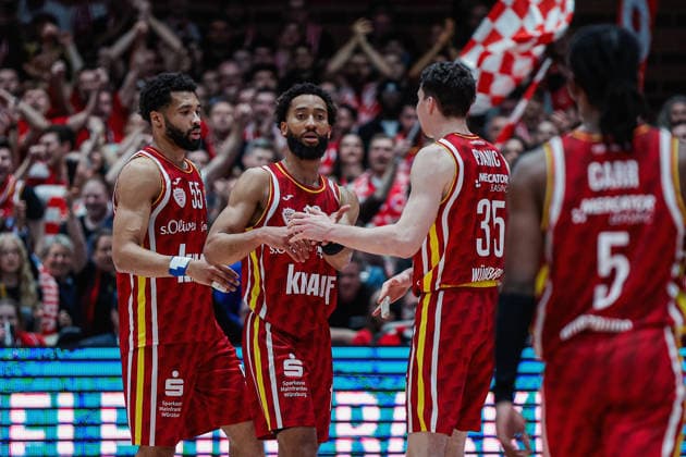 In the picture from left David Muenkat Wuerzburg Baskets, 55 , Davion Mintz Wuerzburg Baskets, 10 and Alen Pjanic Wuerzburg Baskets, 35 21 12 2025, Basketball, Fitness First Wuerzburg Baskets vs SYNTAINICS MBC, easyCredit BBL, 11 Matchday, Germany, Wuerzburg, tectake Arena, Copyright: HMBxMedia xJulienxBecker
