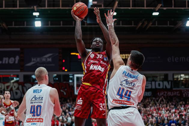 In the picture from left Collin Welp Syntainics MBC, 40 , Charles Thompson Wuerzburg Baskets, 32 and Jure Planinic Syntainics MBC, 44 21 12 2025, Basketball, Fitness First Wuerzburg Baskets vs SYNTAINICS MBC, easyCredit BBL, Matchday 11, Germany, Wuerzburg, tectake Arena, Copyright: HMBxMedia xJulienxBecker
