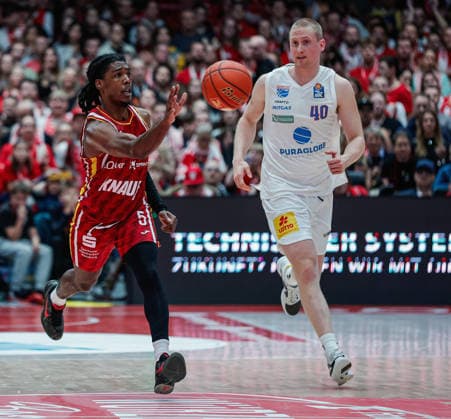 In the picture from left Marcus Carr Wuerzburg Baskets, 5 and Collin Welp Syntainics MBC, 40 21 12 2025, Basketball, Fitness First Wuerzburg Baskets vs SYNTAINICS MBC, easyCredit BBL, 11 Matchday, Germany, Wuerzburg, tectake Arena, Copyright: HMBxMedia xJulienxBecker