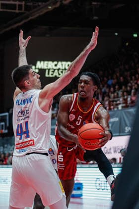 In the picture from left Jure Planinic Syntainics MBC, 44 against Marcus Carr Wuerzburg Baskets, 5 21 12 2025, Basketball, Fitness First Wuerzburg Baskets vs SYNTAINICS MBC, easyCredit BBL, 11 Matchday, Germany, Wuerzburg, tectake Arena, Copyright: HMBxMedia xJulienxBecker