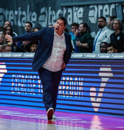 In the picture Head Coach Sasa Filipovski Wuerzburg Baskets cheers on his players 21 12 2025, Basketball, Fitness First Wuerzburg Baskets vs SYNTAINICS MBC, easyCredit BBL, Matchday 11, Germany, Wuerzburg, tectake Arena, Copyright: HMBxMedia xJulienxBecker