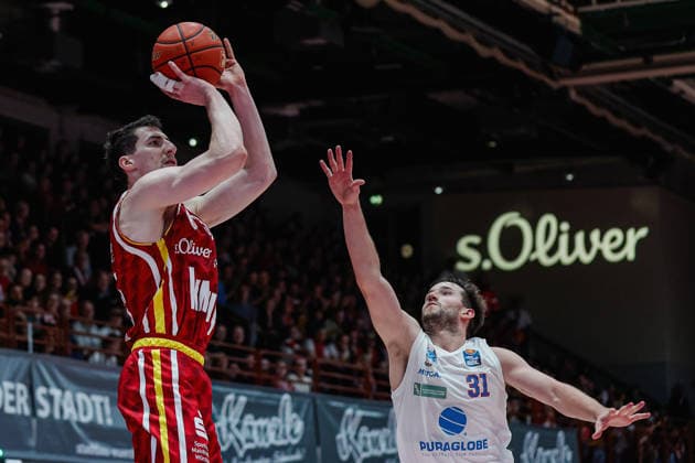 In the picture from left Alen Pjanic Wuerzburg Baskets, 35 against Spencer Reaves Syntainics MBC, 31 21 12 2025, Basketball, Fitness First Wuerzburg Baskets vs SYNTAINICS MBC, easyCredit BBL, 11 Matchday, Germany, Wuerzburg, tectake Arena, Copyright: HMBxMedia xJulienxBecker