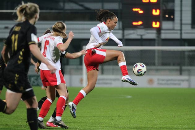 21 12 2025 Soccer Women 2025 2026 Google Pixel Women Bundesliga 14 Matchday RB Leipzig 1 FC Köln RB Training Center at Cottaweg Leipzig Lisa Baum Leipzig, 11, white gets the ball out of the air Leipzig Saxony Germany