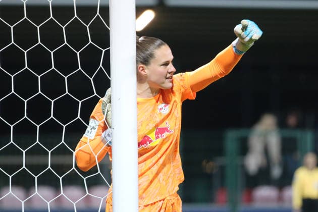 21 12 2025 Soccer Women 2025 2026 Google Pixel Women Bundesliga 14 Matchday RB Leipzig 1 FC Köln RB Training Center am Cottaweg Leipzig Elvira Herzog Leipzig, 1, orange conducts her wall Leipzig Saxony Germany
