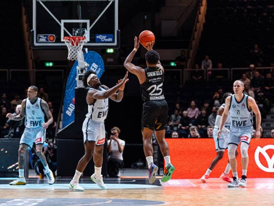 Grant Sherfield Basketball Loewen Braunschweig, 25 with throw to the basket Brian Fobbs EWE Baskets Oldenburg, 04 wants to block him Basketball Loewen Braunschweig vs EWE Baskets Oldenburg, Basketball, easyCredit Basketball Bundesliga, 11 Matchday, Season 2025 2026, 21 12 2025, 07 11 2025 Basketball Loewen Braunschweig vs EWE Baskets Oldenburg, Basketball, easyCredit Basketball Bundesliga, 11 Matchday, Season 2025 2026, 21 12 2025 Braunschweig Copyright: xEibner-Pressefoto DamianxKruczynx EP_DKI