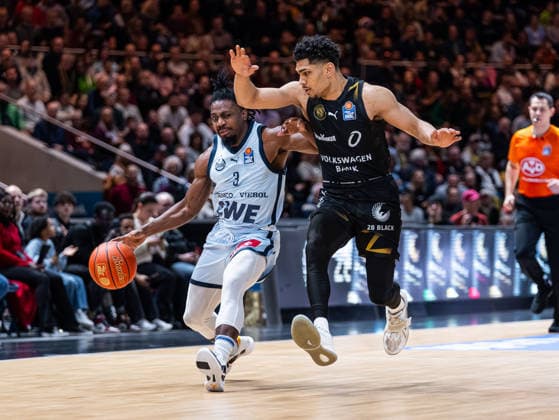 Chris Clemons EWE Baskets Oldenburg, 03 with ball in dribbling against Adrian Worthy Basketball Loewen Braunschweig, 00 Basketball Loewen Braunschweig vs EWE Baskets Oldenburg, Basketball, easyCredit Basketball Bundesliga, 11 Matchday, Season 2025 2026, 21 12 2025, 07 11 2025 Basketball Loewen Braunschweig vs EWE Baskets Oldenburg, Basketball, easyCredit Basketball Bundesliga, 11 Matchday, Season 2025 2026, 21 12 2025 Braunschweig Copyright: xEibner-Pressefoto DamianxKruczynx EP_DKI