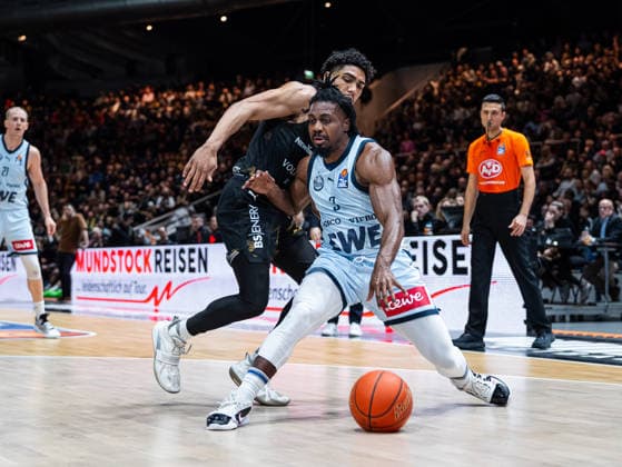 Chris Clemons EWE Baskets Oldenburg, 03 dribbles around Adrian Worthy Basketball Loewen Braunschweig, 00 around Basketball Loewen Braunschweig vs EWE Baskets Oldenburg, Basketball, easyCredit Basketball Bundesliga, 11 Matchday, Season 2025 2026, 21 12 2025, 07 11 2025 Basketball Loewen Braunschweig vs EWE Baskets Oldenburg, Basketball, easyCredit Basketball Bundesliga, 11 Matchday, Season 2025 2026, 21 12 2025 Braunschweig Copyright: xEibner-Pressefoto DamianxKruczynx EP_DKI