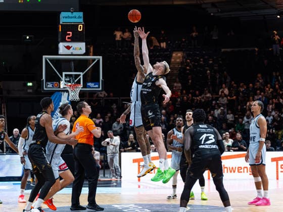 Jump ball between Michale Kyser EWE Baskets Oldenburg, 12 and Philipp Hartwich Basketball Loewen Braunschweig, 15 Basketball Loewen Braunschweig vs EWE Baskets Oldenburg, Basketball, easyCredit Basketball Bundesliga, 11 Matchday, Season 2025 2026, 21 12 2025, 07 11 2025 Basketball Loewen Braunschweig vs EWE Baskets Oldenburg, Basketball, easyCredit Basketball Bundesliga, 11 Matchday, Season 2025 2026, 21 12 2025 Braunschweig Copyright: xEibner-Pressefoto DamianxKruczynx EP_DKI