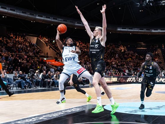 Chris Clemons EWE Baskets Oldenburg, 03 tries to get the ball past Philipp Hartwich Basketball Loewen Braunschweig, 15 Basketball Loewen Braunschweig vs EWE Baskets Oldenburg, Basketball, easyCredit Basketball Bundesliga, 11 Matchday, Season 2025 2026, 21 12 2025, 07 11 2025 Basketball Loewen Braunschweig vs EWE Baskets Oldenburg, Basketball, easyCredit Basketball Bundesliga, 11 Matchday, Season 2025 2026, 21 12 2025 Braunschweig Copyright: xEibner-Pressefoto DamianxKruczynx EP_DKI