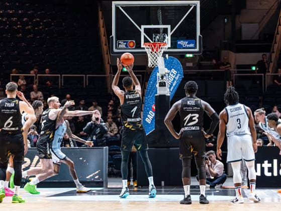 David N Guessan Basketball Loewen Braunschweig, 01 takes the free throw Basketball Loewen Braunschweig vs EWE Baskets Oldenburg, Basketball, easyCredit Basketball Bundesliga, 11 Matchday, Season 2025 2026, 21 12 2025, 07 11 2025 Basketball Loewen Braunschweig vs EWE Baskets Oldenburg, Basketball, easyCredit Basketball Bundesliga, 11 Matchday, Season 2025 2026, 21 12 2025 Braunschweig Copyright: xEibner-Pressefoto DamianxKruczynx EP_DKI