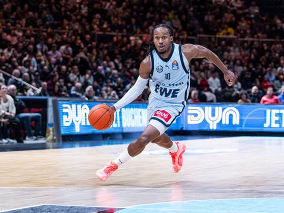 James Woodard EWE Baskets Oldenburg, 10 alone in dribbling Basketball Loewen Braunschweig vs EWE Baskets Oldenburg, Basketball, easyCredit Basketball Bundesliga, 11 Matchday, Season 2025 2026, 21 12 2025, 07 11 2025 Basketball Loewen Braunschweig vs EWE Baskets Oldenburg, Basketball, easyCredit Basketball Bundesliga, 11 Matchday, Season 2025 2026, 21 12 2025 Braunschweig Copyright: xEibner-Pressefoto DamianxKruczynx EP_DKI