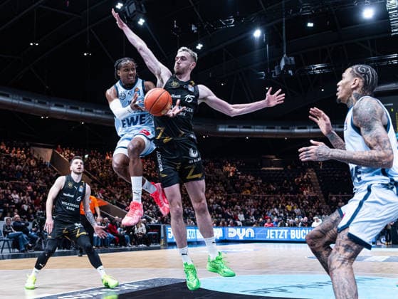James Woodard EWE Baskets Oldenburg, 10 with a pass to Michale Kyser EWE Baskets Oldenburg, 12 Philipp Hartwich Basketball Loewen Braunschweig, 15 tries to block Basketball Loewen Braunschweig vs EWE Baskets Oldenburg, Basketball, easyCredit Basketball Bundesliga, 11 Matchday, Season 2025 2026, 21 12 2025, 07 11 2025 Basketball Loewen Braunschweig vs EWE Baskets Oldenburg, Basketball, easyCredit Basketball Bundesliga, 11 Matchday, Season 2025 2026, 21 12 2025 Braunschweig Copyright: xEibner-Pressefoto DamianxKruczynx EP_DKI