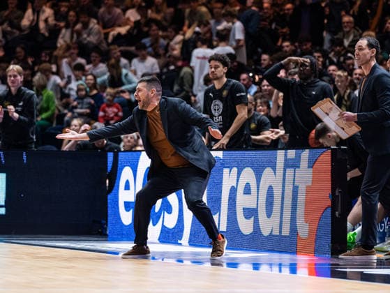 Kostas Papazoglou Head Coach, Basketball Loewen Braunschweig is angry Basketball Loewen Braunschweig vs EWE Baskets Oldenburg, Basketball, easyCredit Basketball Bundesliga, 11 Matchday, Season 2025 2026, 21 12 2025, 07 11 2025 Basketball Loewen Braunschweig vs EWE Baskets Oldenburg, Basketball, easyCredit Basketball Bundesliga, 11 Matchday, Season 2025 2026, 21 12 2025 Braunschweig Copyright: xEibner-Pressefoto DamianxKruczynx EP_DKI