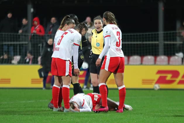Google Pixel Womens Bundesliga, RB Leipzig 1 FC Köln 21 12 2025 Referee Levke Scholz is at the scene of the action Football, Google Pixel Womens Bundesliga, Season 2025 2026, Matchday 14 RB Leipzig vs 1 FC Köln on 21 12 2025, Training Center Cottaweg, Leipzig DFB REGULATIONS PROHIBIT ANY USE OF PHOTOGRAPHS AS IMAGE SEQUENCES AND OR QUASI VIDEO Copyright: xBEAUTIFULxSPORTS JanxKaeferx