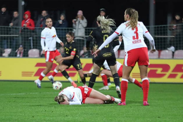 Google Pixel Womens Bundesliga, RB Leipzig 1 FC Köln 21 12 2025 Victoria Krug 20, RB Leipzig lies on the ground in pain while the game continues in the background Football, Google Pixel Womens Bundesliga, Season 2025 2026, Matchday 14 RB Leipzig vs 1 FC Köln on 21 12 2025, Training Center Cottaweg, Leipzig DFB REGULATIONS PROHIBIT ANY USE OF PHOTOGRAPHS AS IMAGE SEQUENCES AND OR QUASI VIDEO Copyright: xBEAUTIFULxSPORTS JanxKaeferx