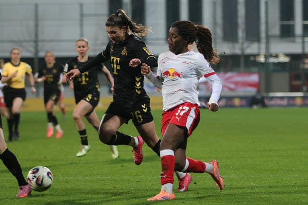 21 12 2025 Soccer Women 2025 2026 Google Pixel Women Bundesliga 14 Matchday RB Leipzig 1 FC Cologne RB Training Center at Cottaweg Leipzig Delice Boboy Leipzig, 17, white in duel with Martyna Wiankowska Cologne, 26, black Leipzig Saxony Germany