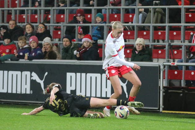 21 12 2025 Soccer Women 2025 2026 Google Pixel Women Bundesliga 14 Matchday RB Leipzig 1 FC Köln RB Trainingszentrum am Cottaweg Leipzig Laura Donhauser Cologne, 25, black straddles Marlene Müller Leipzig, 27, white Leipzig Saxony Germany