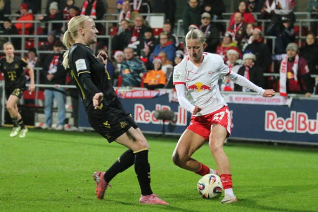 21 12 2025 Soccer Women 2025 2026 Google Pixel Women Bundesliga 14 Matchday RB Leipzig 1 FC Köln RB Training Center am Cottaweg Leipzig Marlene Müller Leipzig, 27, white in duel with Anna Gerhardt Cologne, 21, black Leipzig Saxony Germany