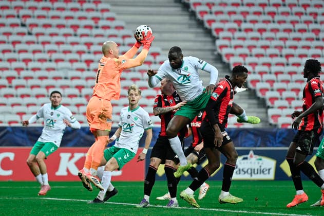 FOOTBALL : Nice (OGC Nice) vs Saint Etienne (ASSE) - Coupe de France - 32e de finale - 21 12 2025 Nice™s goalkeeper 1 Maxime Dupe durant le match de coupe de France, opposant l™OGC Nice a L™AS Saint Etienne, a l™occasion des 32e de finale, Stade de l™Allianz Riviera de Nice, sud de la France, le 21 dÃ cembre 2025. NICEFrance  Copyright: xfredxDIDES psnewzx
