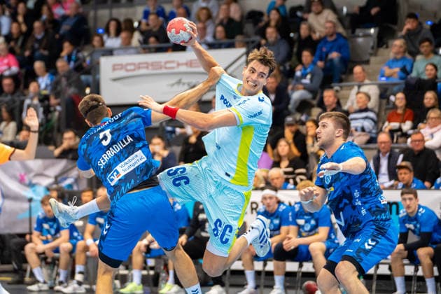 Handball I Men I Season 2025 2026 I Bundesliga I 18 Matchday I TVB Stuttgart VfL Gummersbach I 21 12 2025 Julian Köster 7, VfL Gummersbach in the throw Stuttgart Porsche Arena Baden Württemberg Germany Copyright: xLobeca MaxxPetershansx