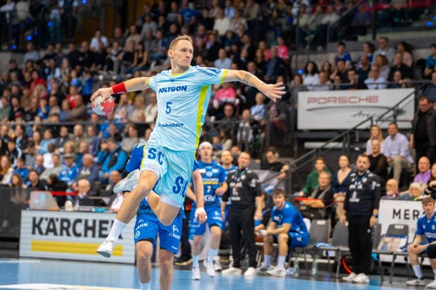 Handball I Men I Season 2025 2026 I Bundesliga I 18 Matchday I TVB Stuttgart VfL Gummersbach I 21 12 2025 Tilen Kodrin 5, VfL Gummersbach im Wurf Stuttgart Porsche Arena Baden Württemberg Germany Copyright: xLobeca MaxxPetershansx
