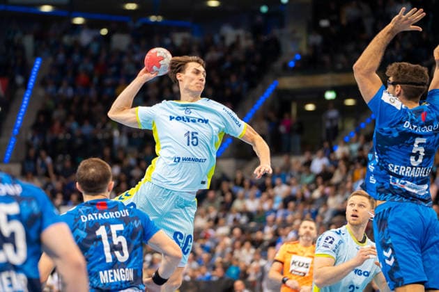 Handball I Men I Season 2025 2026 I Bundesliga I 18 Matchday I TVB Stuttgart VfL Gummersbach I 21 12 2025 Miro Schluroff 15, VfL Gummersbach im Wurf Stuttgart Porsche Arena Baden Württemberg Germany Copyright: xLobeca MaxxPetershansx