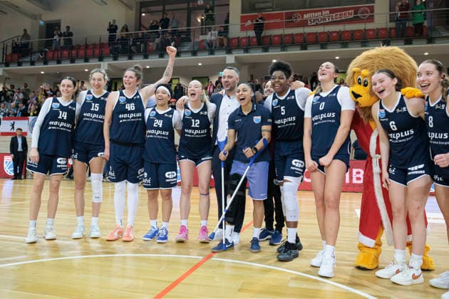Lions celebrate after 82 76 home win, Syntainics MBC vs Alba Berlin, Women, Basketball, 1 Bundesliga, DBBL, Main Round, Matchday 12, Season 2025 26, 21 12 2025 Halle SWH Arena Sachsen Anhalt Germany
