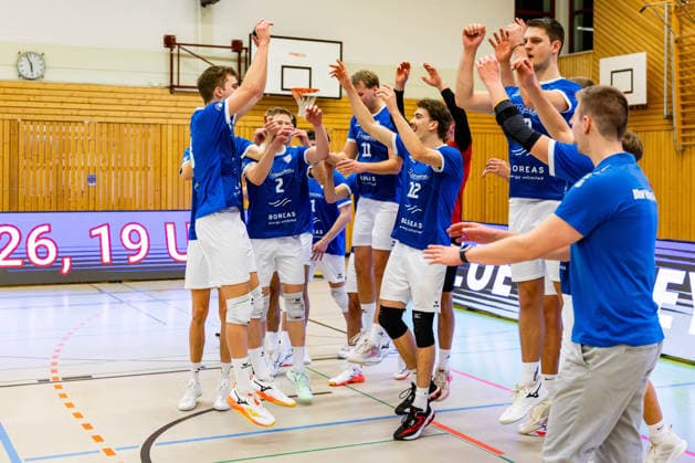 21 12 2025, GER, Volleyball, 2 BL Maenner Sued, Saison 2025 2026, Blue Volleys Gotha L E Volleys Ben Bierwisch Blue Volleys Gotha shoots the Blue Volleys Gotha to a 3 1 set win against the L E Volleys and we Player of the Match 99867 Gotha Sporthalle Sportanlage Ernesti Thüringen Germany