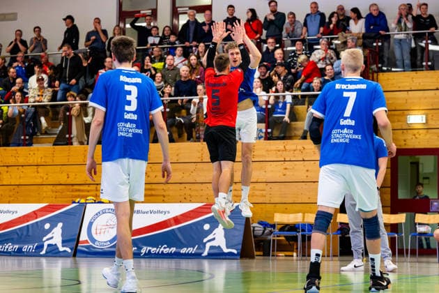 21 12 2025, GER, Volleyball, 2 BL Maenner Sued, Saison 2025 2026, Blue Volleys Gotha L E Volleys Len Spankowski Blue Volleys Gotha together with Lauritz Jastrow Blue Volleys Gotha at the changeover 99867 Gotha Sporthalle Sportanlage Ernesti Thüringen Germany
