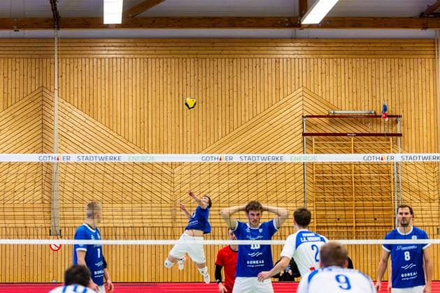 21 12 2025, GER, Volleyball, 2 BL Maenner Sued, Saison 2025 2026, Blue Volleys Gotha L E Volleys Ben Bierwisch Blue Volleys Gotha serving 99867 Gotha Sporthalle Sportanlage Ernesti Thüringen Germany