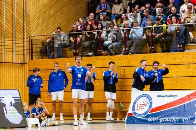 21 12 2025, GER, Volleyball, 2 BL Maenner Sued, Saison 2025 2026, Blue Volleys Gotha L E Volleys Lauritz Jastrow Blue Volleys Gotha together with his teammates cheering 99867 Gotha Sporthalle Sportanlage Ernesti Thüringen Germany