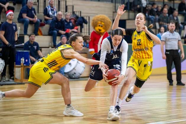 Toyota DBBL 2025 2026 Syntainics MBC vs Alba Berlin Halle Saale, Germany December 21, 2025 In the picture from left in the duel Lena Gohlisch Berlin ,Katelyn Shumate Halle and Rosalie Esser Berlin Halle Saale swh Arena Sachsen Anhalt Germany