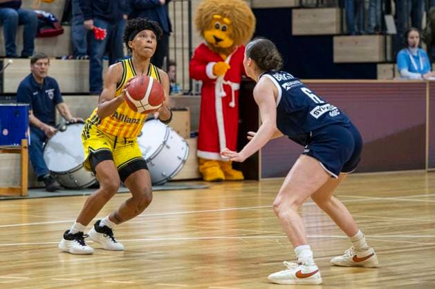 Toyota DBBL 2025 2026 Syntainics MBC vs Alba Berlin Halle Saale, Germany December 21, 2025 In the picture from left Deeshyra Thomas Berlin and Nicole Brochlitz Halle Halle Saale swh Arena Sachsen Anhalt Germany