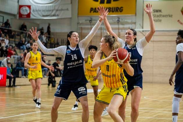 Toyota DBBL 2025 2026 Syntainics MBC vs Alba Berlin Halle Saale, Germany December 21, 2025 In the picture from left in the duel Katelyn Shumate Halle , Nina Rosemeyer Berlin and Alexia Allesch Halle Halle Saale swh Arena Sachsen Anhalt Germany