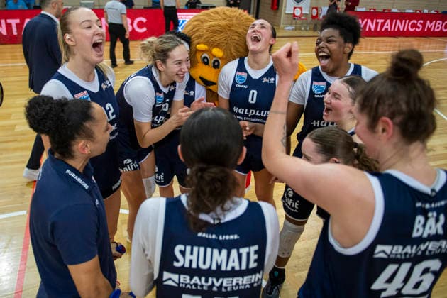 Toyota DBBL 2025 2026 Syntainics MBC vs Alba Berlin Halle Saale, Germany December 21, 2025 In the picture The team of Halle cheers after the victory over Berlin Halle Saale swh Arena Sachsen Anhalt Germany