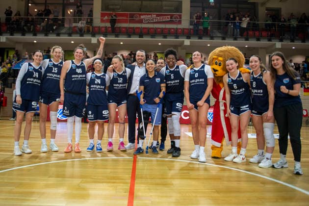 Toyota DBBL 2025 2026 Syntainics MBC vs Alba Berlin Halle Saale, Germany December 21, 2025 In the picture The team of Halle cheers after the victory over Berlin Halle Saale swh Arena Sachsen Anhalt Germany