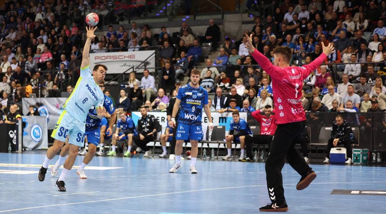 BAU 21 12 2025 Stuttgart Handball TVB Stuttgart vs VfL Gummersbach, f l Milos Vujovic Gummersbach , Mateusz Kornecki TVB