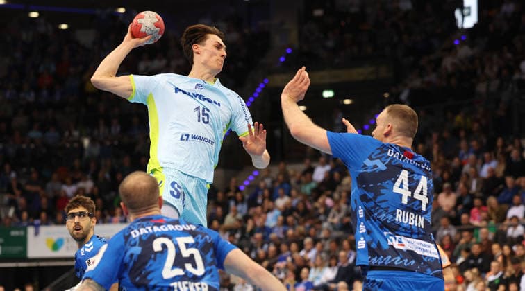 BAU 21 12 2025 Stuttgart Handball TVB Stuttgart vs VfL Gummersbach, Miro Schluroff Gummersbach on the ball