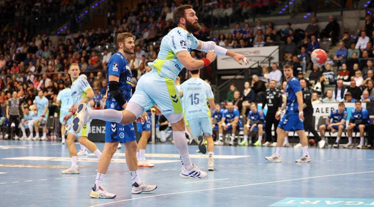 BAU 21 12 2025 Stuttgart Handball TVB Stuttgart vs VfL Gummersbach, Teitur Örn Einarsson Gummersbach, in front