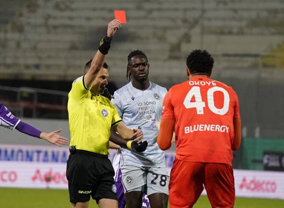 The referee Maurizio Mariani shows the red card to the Udinese™s goalkeeper Madura Okoye during the Serie A soccer match between Fiorentina and Udinese at the Artemio Franchi stadium in Florence, center of Italy - Sunday, December 21, 2025. - Soccer  Copyright: xMarcoxBucco LaPressex